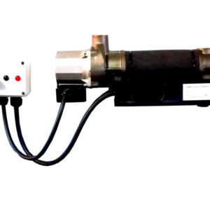 Unità di riscaldamento e circolazione per una linea di abbeveratoi. Garantisce la fornitura di acqua potabile temperata in inverno, impedendone il congelamento all'interno dei tubi. kit di collegamento in dotazione: n°1 valvola di non ritorno n°1 valvola di sovrapressione n°1 valvola di sfiato aria Kit di fissaggio in dotazione: n°2 staffe in alluminio n°4 viti M 6 n°4 viti di fissaggio perno M 8 n°4 silent blocs M6x15 / M6x10